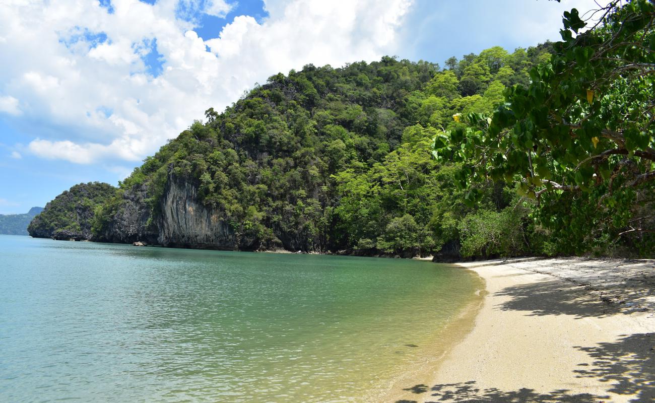 Cherita Cave Beach'in fotoğrafı açık bej kum yüzey ile