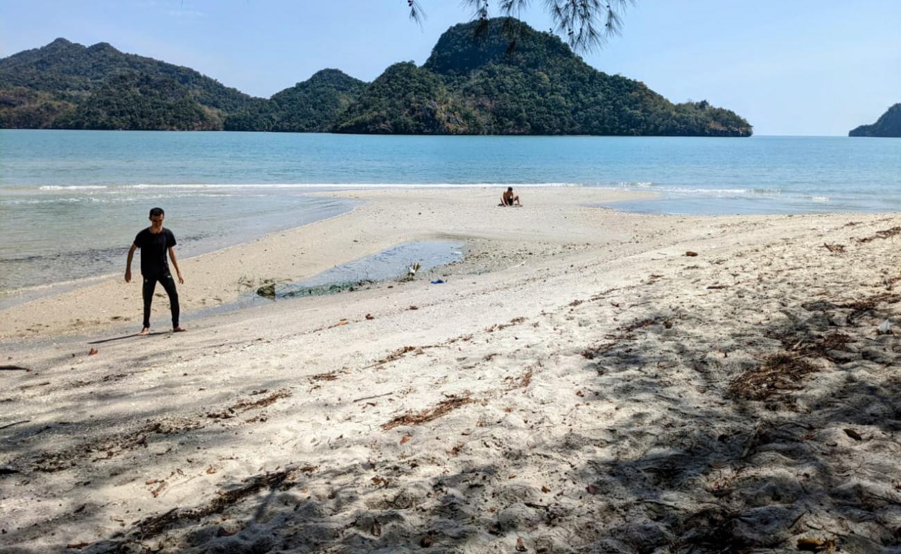 Selat Pancur Beach'in fotoğrafı açık bej kum yüzey ile