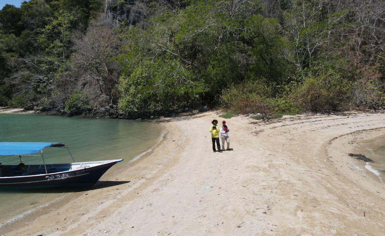 Talam Dua Muka Beach'in fotoğrafı açık bej kum yüzey ile
