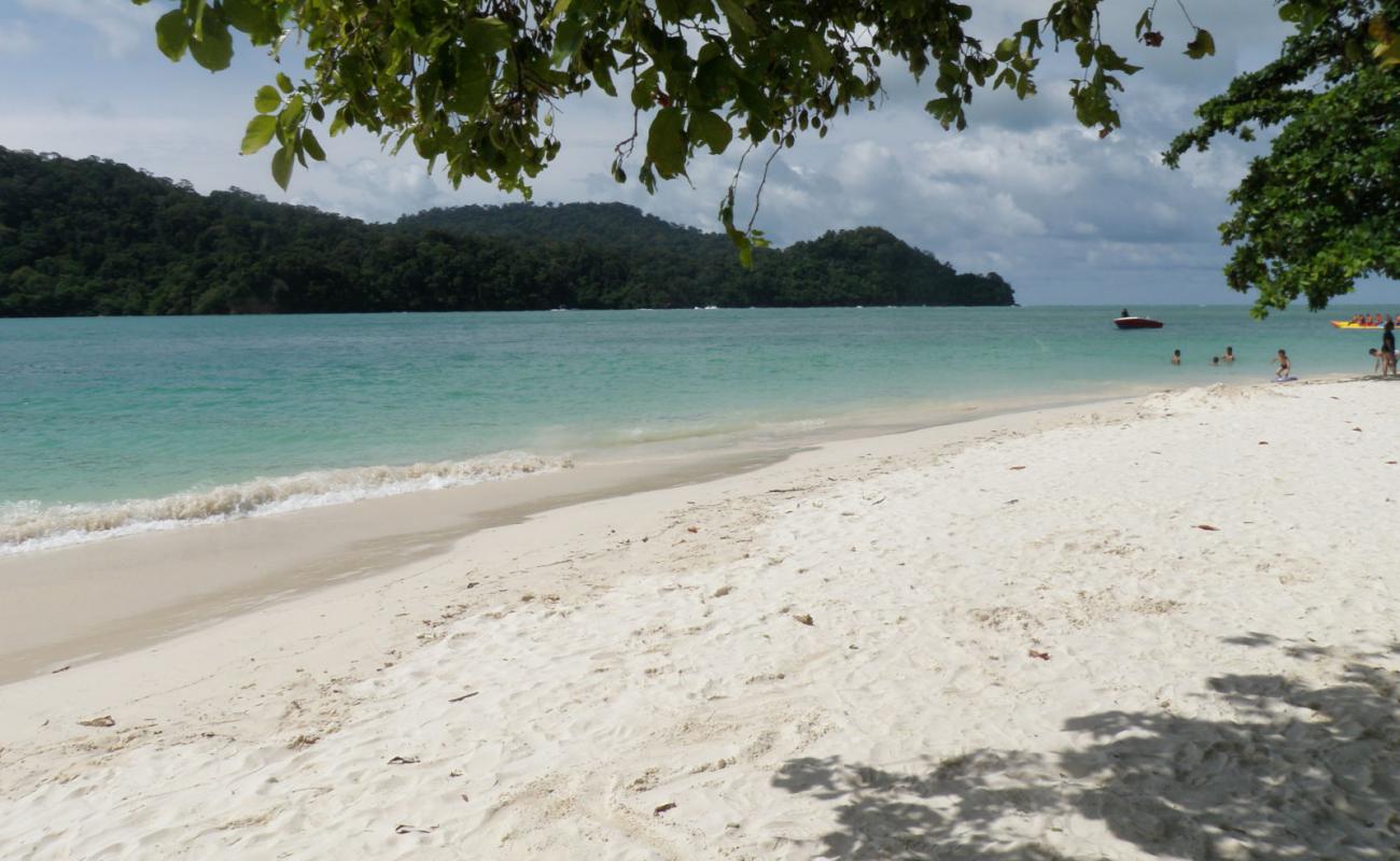 Beras Basah Beach'in fotoğrafı parlak kum yüzey ile