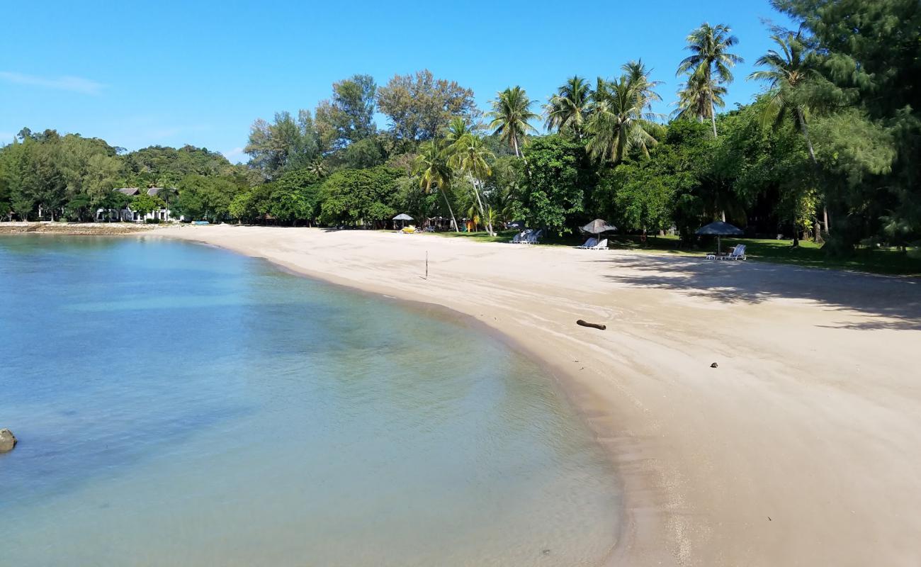 Rebak Resort Beach'in fotoğrafı parlak kum yüzey ile