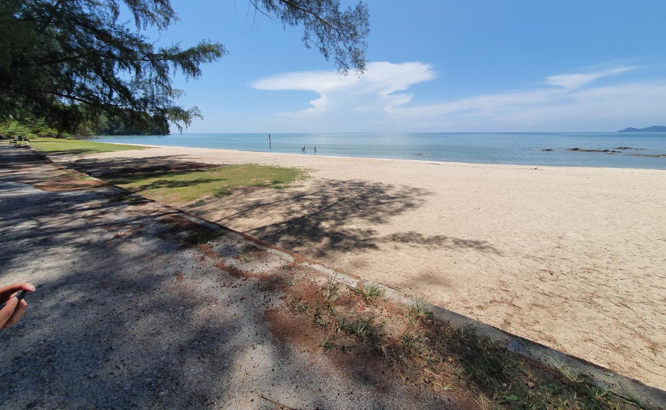 Teluk Bayu Beach'in fotoğrafı açık bej kum yüzey ile