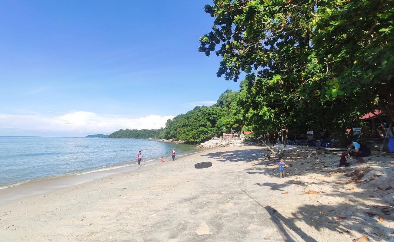 Ombak Damai Beach'in fotoğrafı açık bej kum yüzey ile