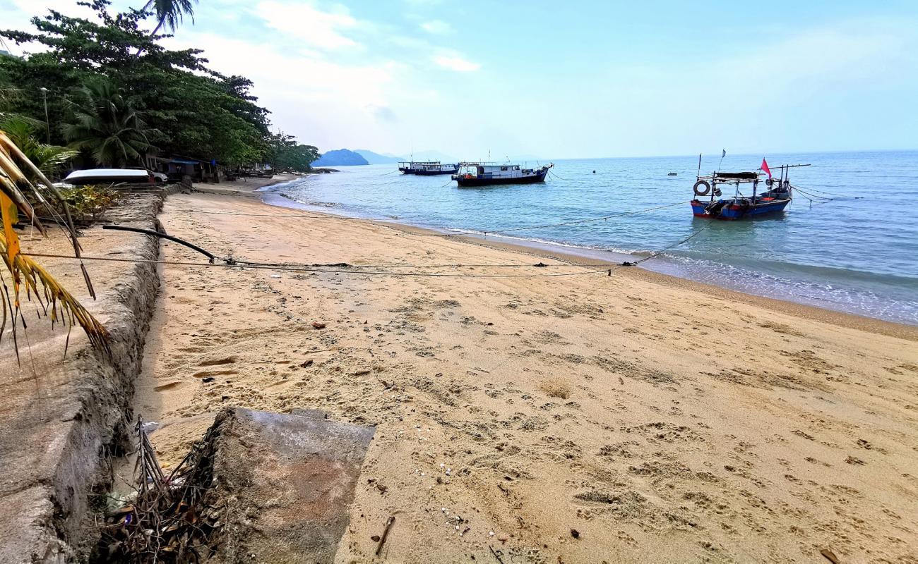 Tanjung Asam Beach'in fotoğrafı açık bej kum yüzey ile