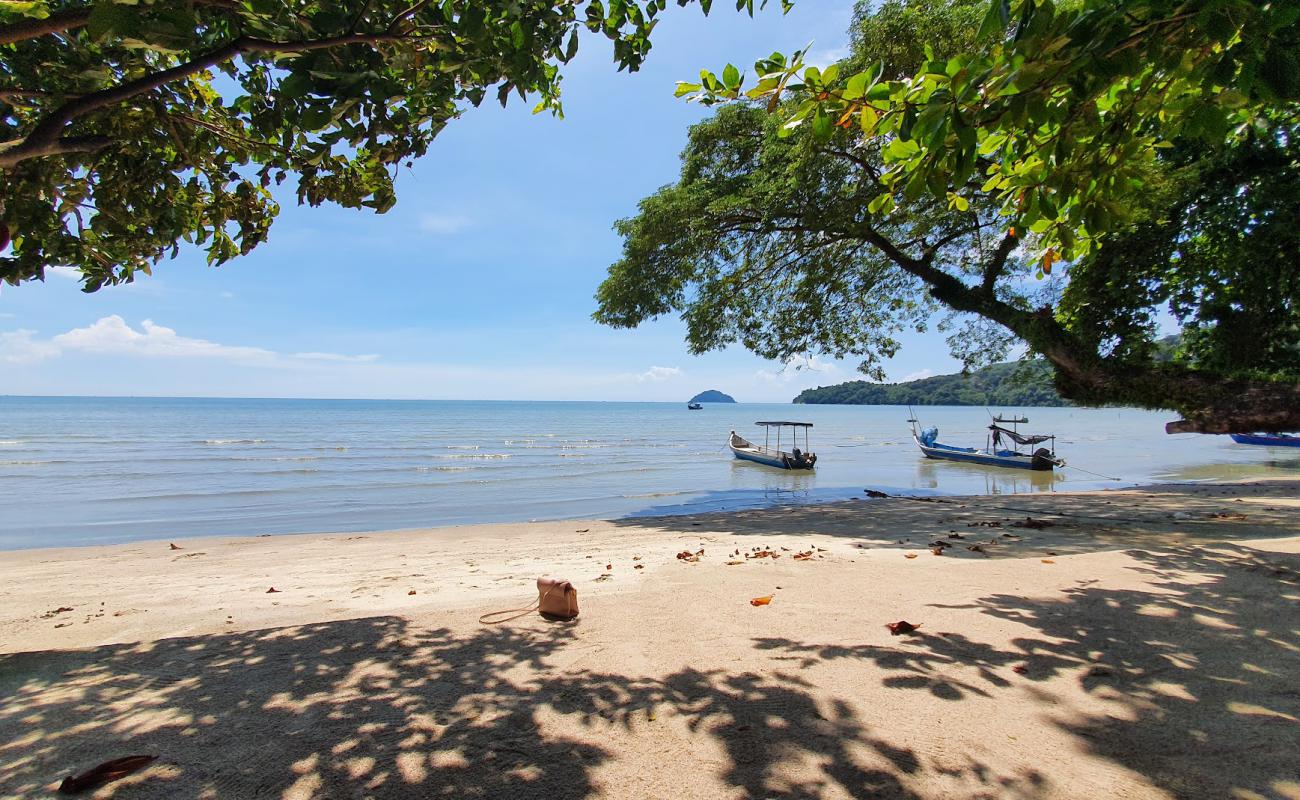 Gertak Sanggul Beach'in fotoğrafı parlak kum yüzey ile