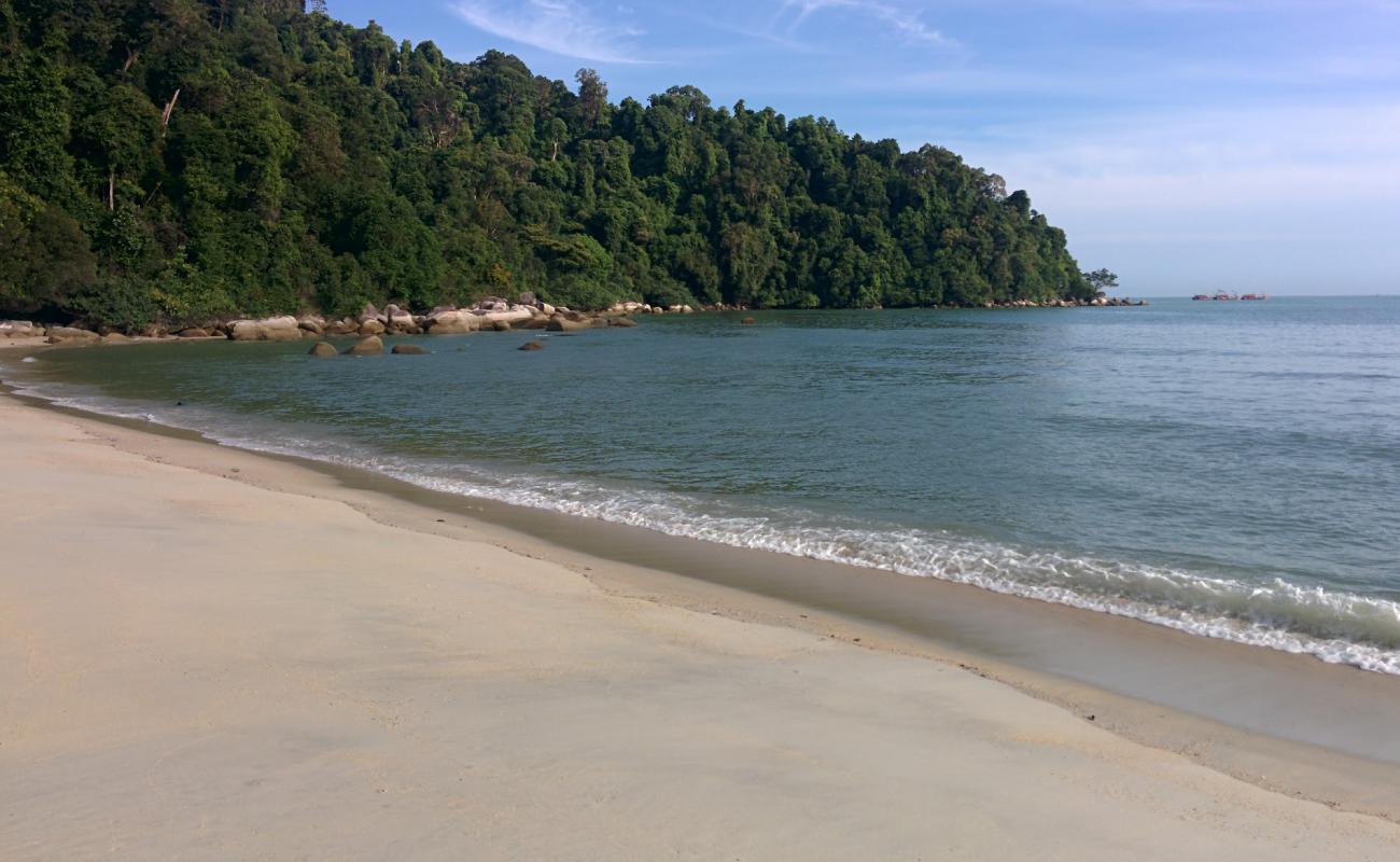 Teluk Ailing Beach'in fotoğrafı açık bej kum yüzey ile