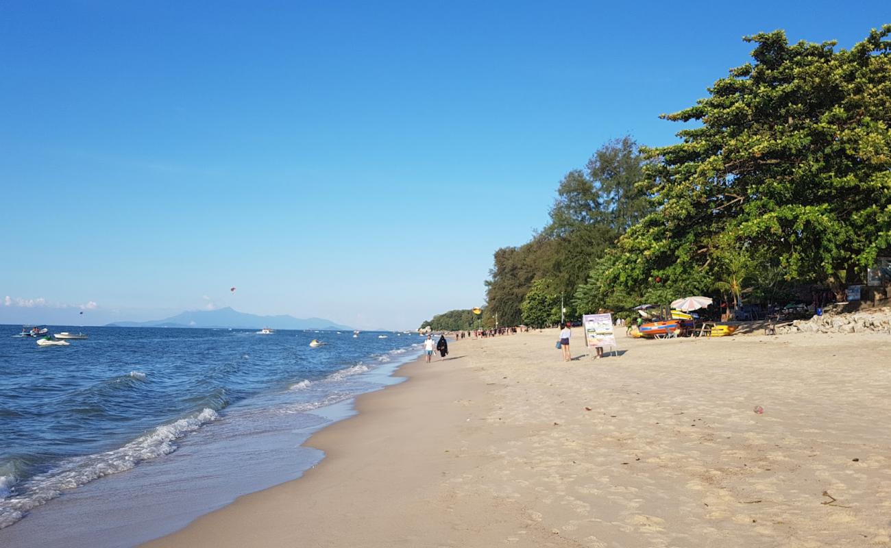Batu Feringghi Beach'in fotoğrafı açık bej kum yüzey ile