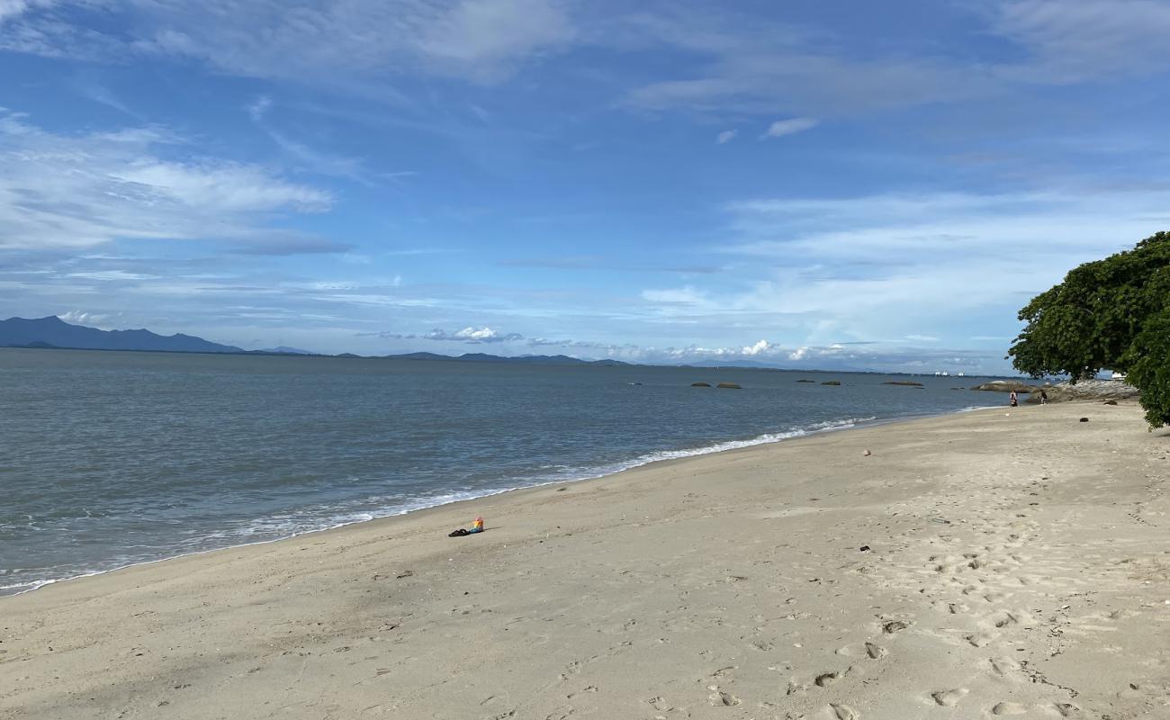 Tanjung Tokong Beach'in fotoğrafı açık bej kum yüzey ile