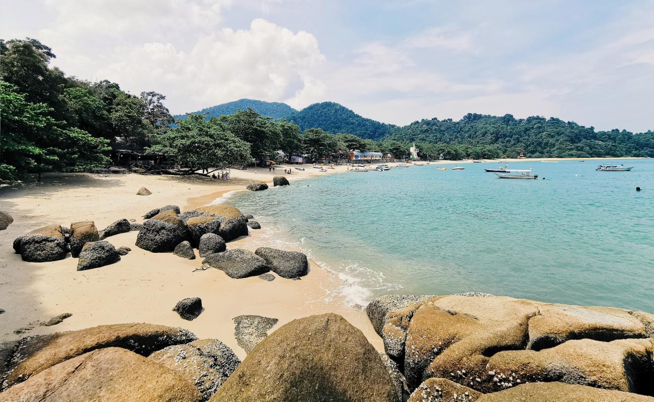 Teluk Nipah Beach'in fotoğrafı açık bej kum yüzey ile
