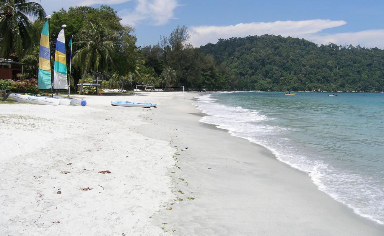 Teluk Belanga Beach'in fotoğrafı açık bej kum yüzey ile