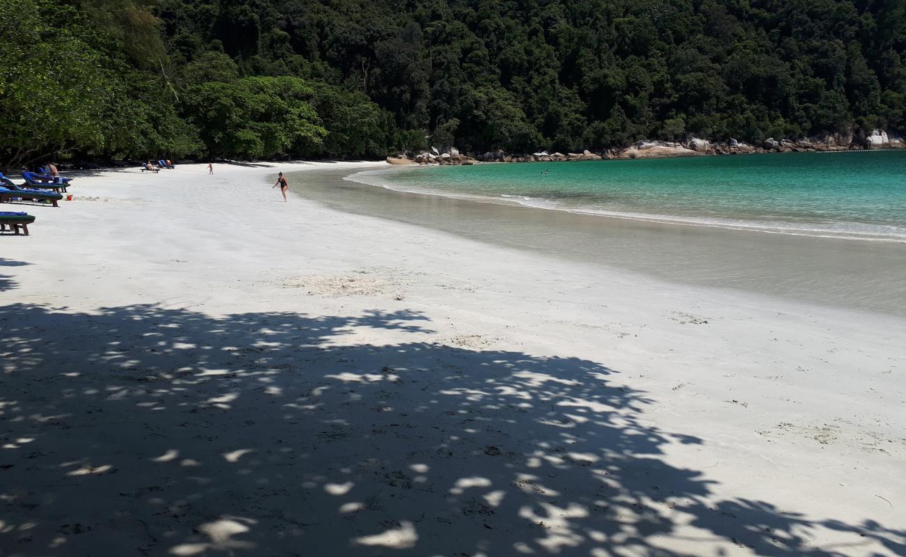Emerald Bay Beach'in fotoğrafı açık bej kum yüzey ile