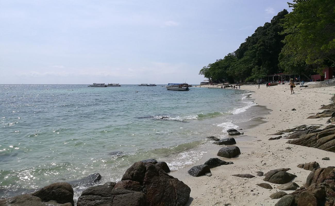 Pulau Lalang Beach'in fotoğrafı geniş bir kıyı şeridi ile birlikte