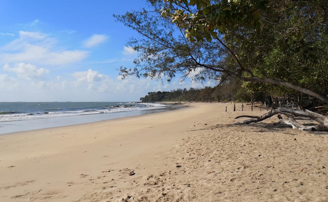 Batu Layar Beach'in fotoğrafı açık bej kum yüzey ile