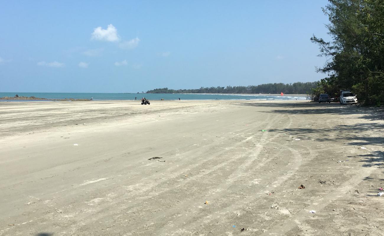 Desaru Fishing Beach'in fotoğrafı açık bej kum yüzey ile