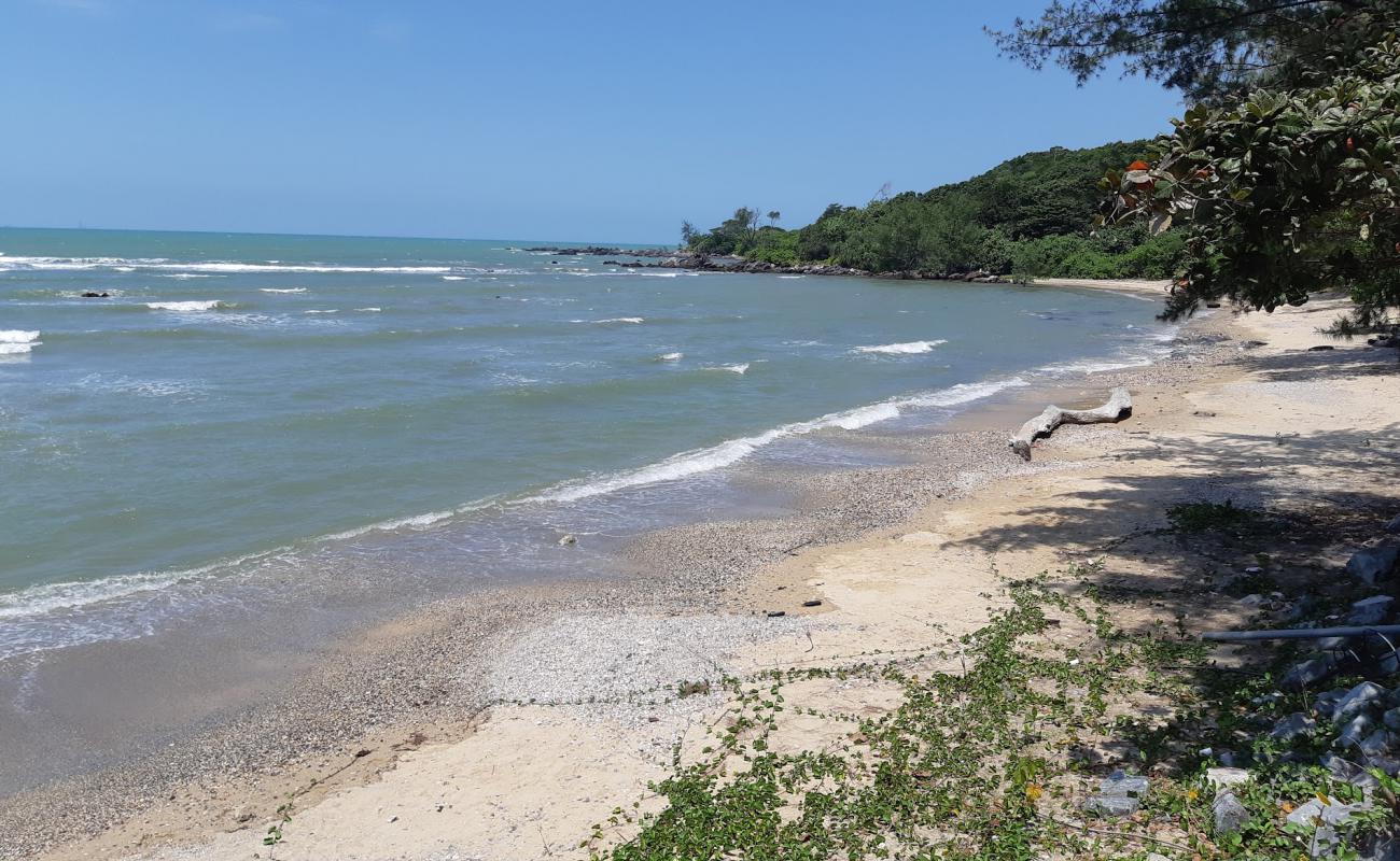 Tanjung Balau Jetty Beach'in fotoğrafı bej kum ve kayalar yüzey ile