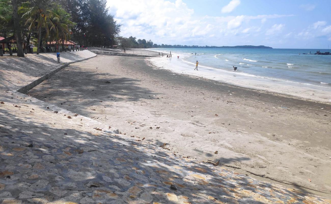 Tanjung Balau Beach'in fotoğrafı gri kum yüzey ile