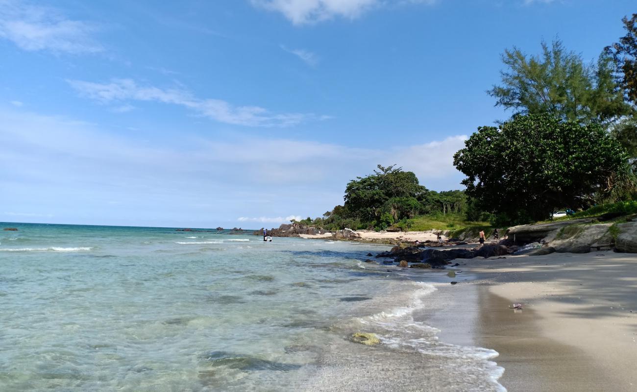 Tanjung Buluh Beach'in fotoğrafı parlak kum yüzey ile