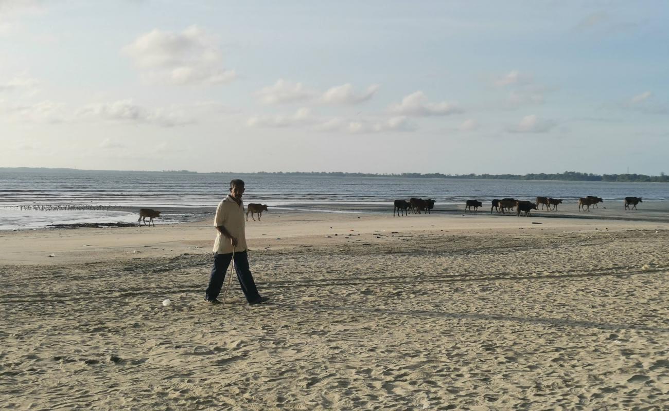 Ru Rebah Beach'in fotoğrafı gri kum yüzey ile