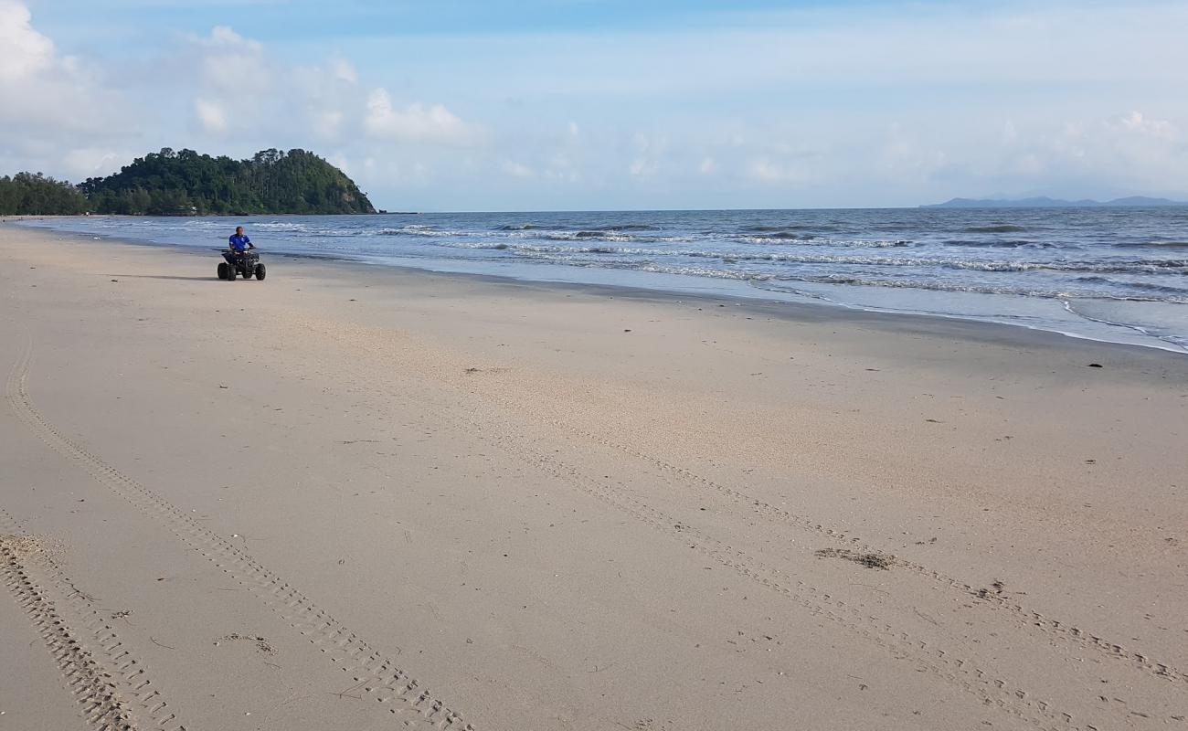 Tanjung Leman Beach'in fotoğrafı parlak kum yüzey ile