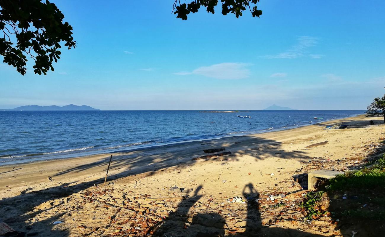 Sri Beach'in fotoğrafı gri kum yüzey ile