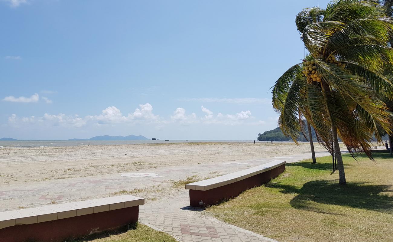 Bandar Mersing Beach'in fotoğrafı gri kum yüzey ile