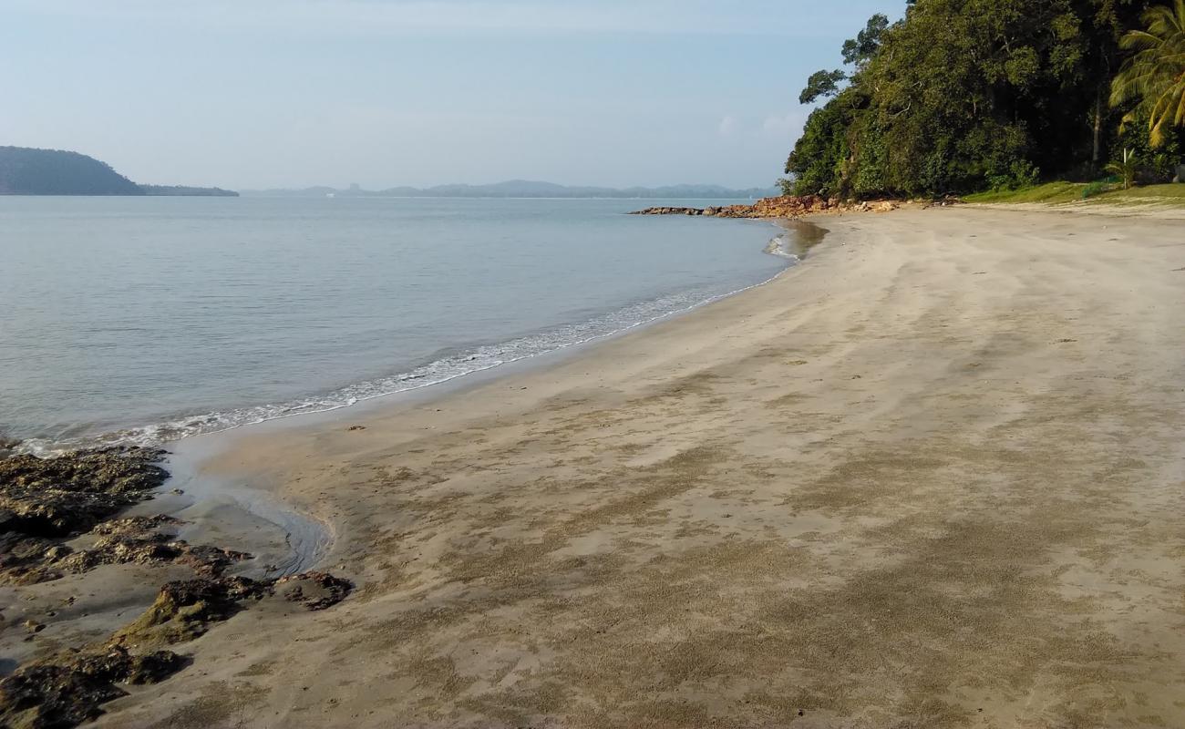 Teluk Buih Beach'in fotoğrafı gri kum yüzey ile