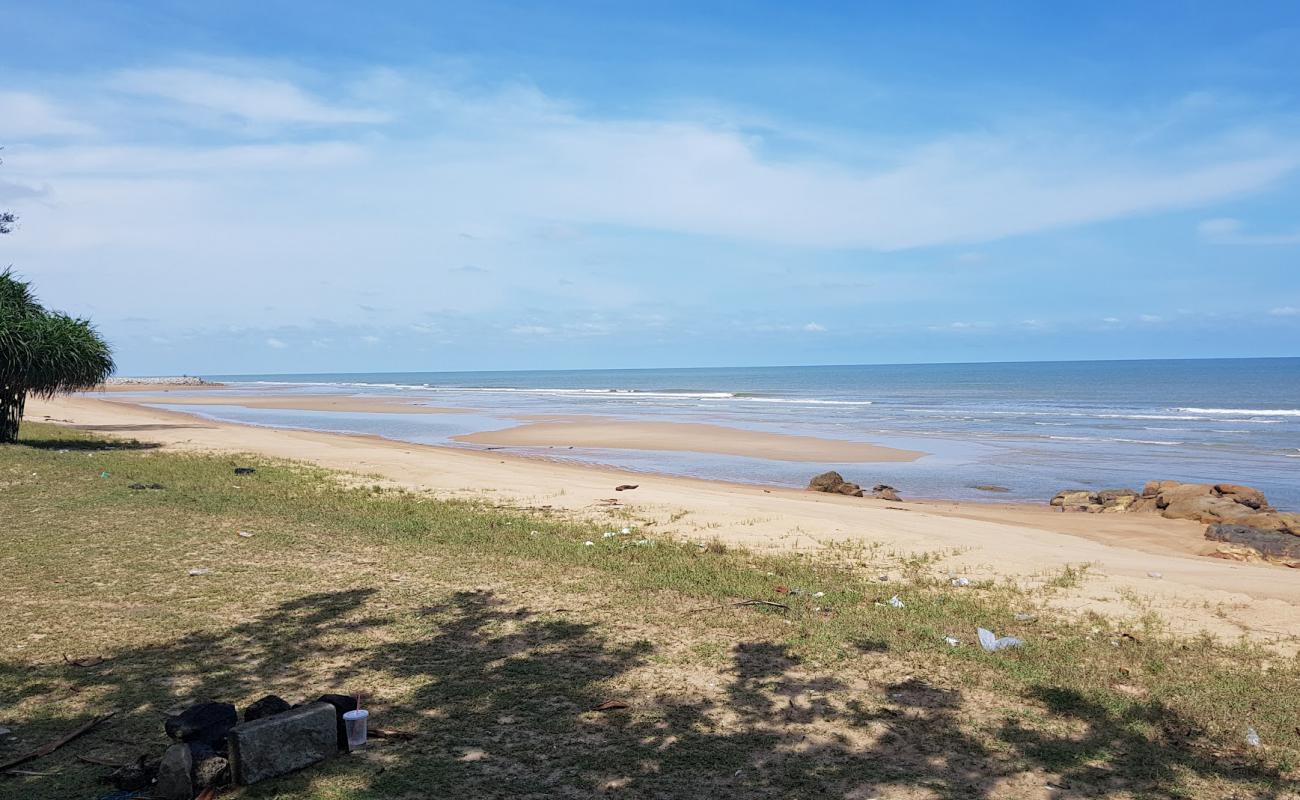 Tanjung Batu Beach'in fotoğrafı parlak kum yüzey ile