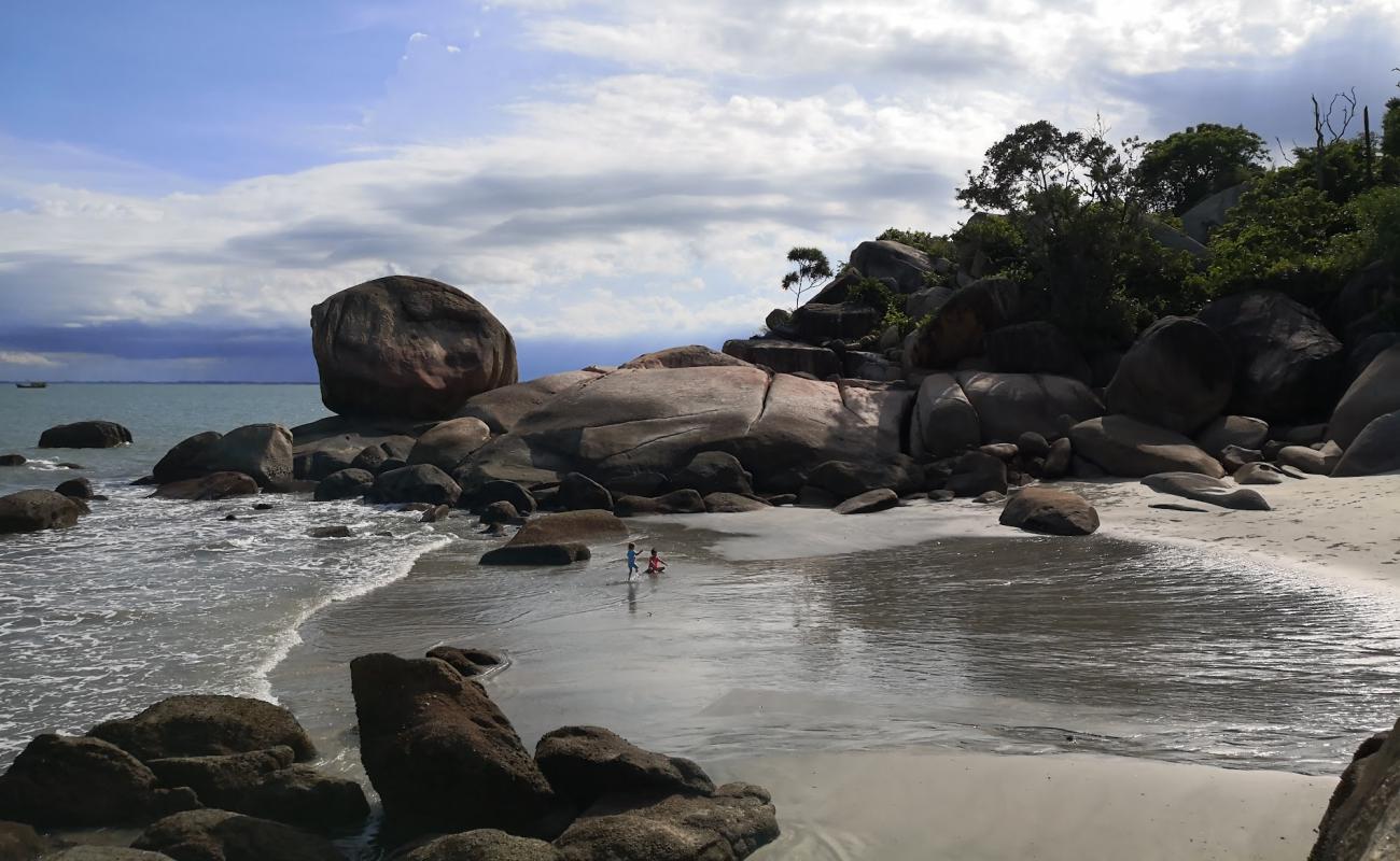 Tanjung Tembeling Beach'in fotoğrafı açık bej kum yüzey ile