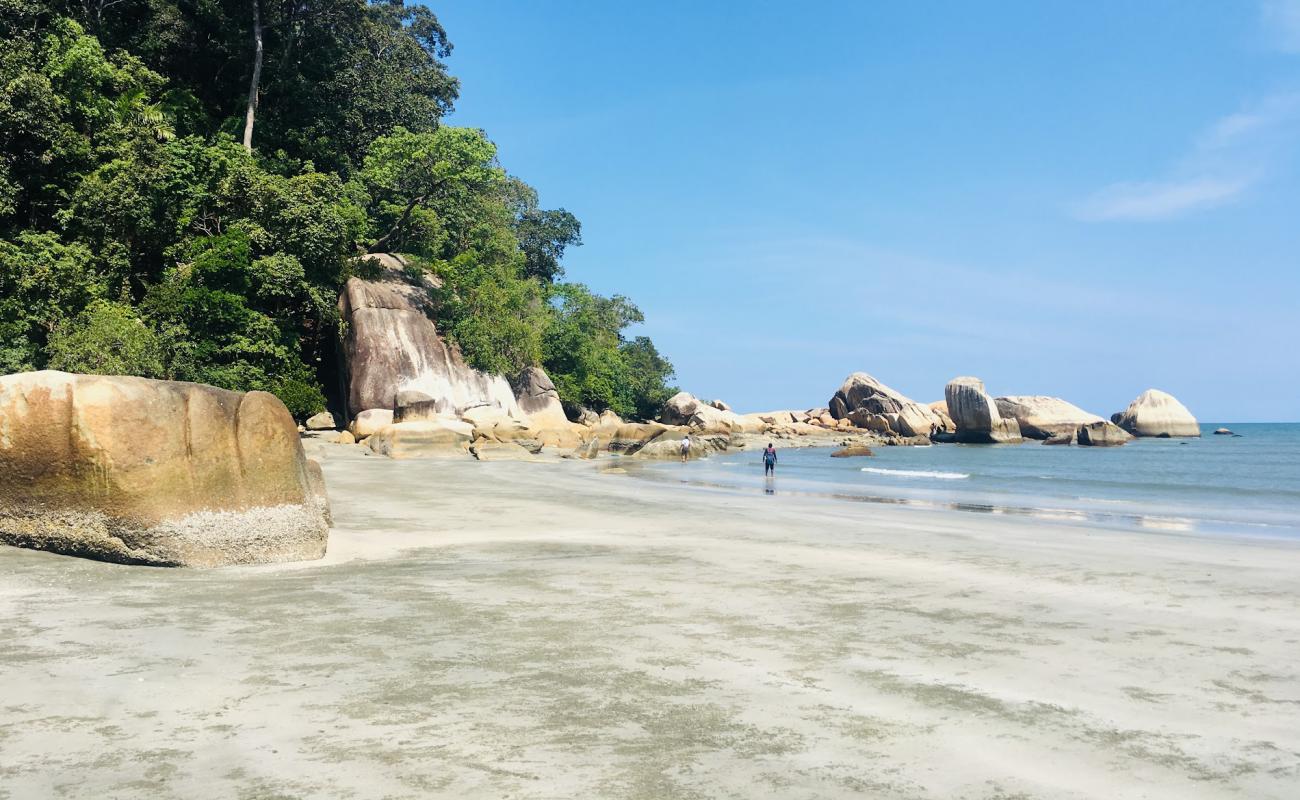 Teluk Tongkang Beach'in fotoğrafı parlak kum yüzey ile