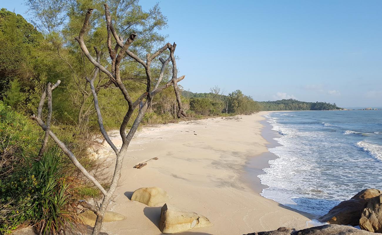 Pelindung Beach'in fotoğrafı açık bej kum yüzey ile