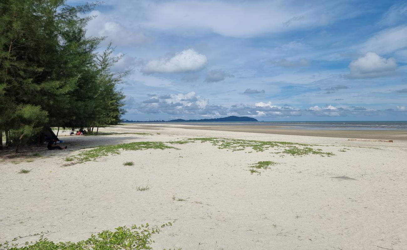 Balok Beach'in fotoğrafı gri kum yüzey ile