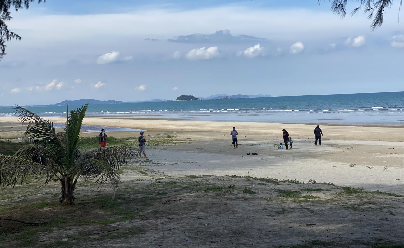 Gebeng Kampung Beach'in fotoğrafı gri kum yüzey ile