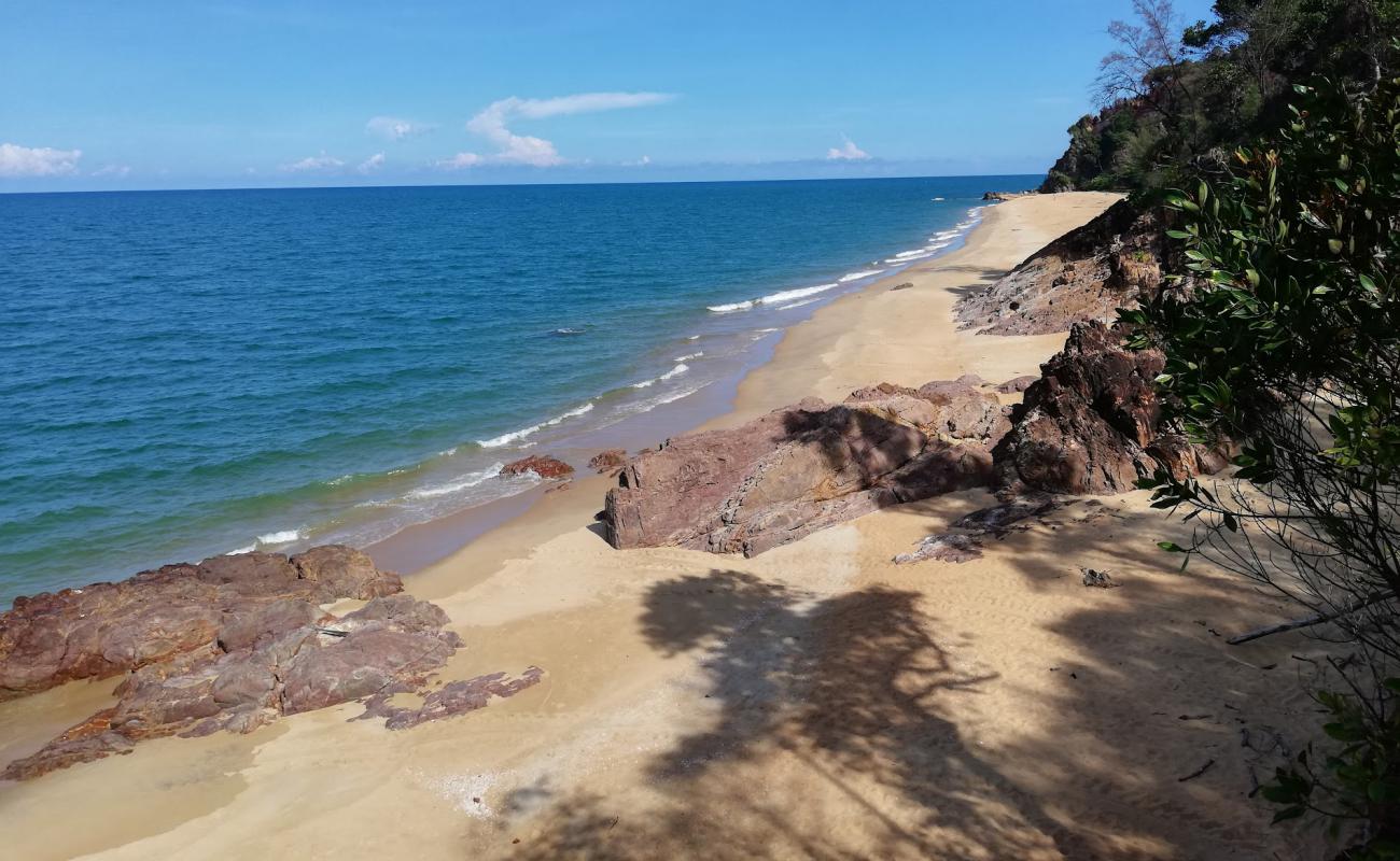 Teluk Mak Nik Beach'in fotoğrafı parlak kum yüzey ile