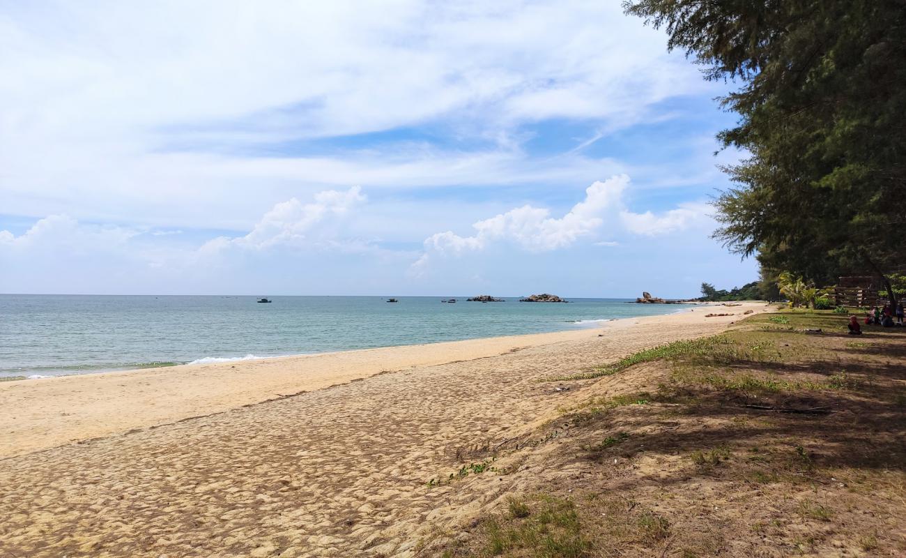 Kijal Penunjok Beach'in fotoğrafı parlak kum yüzey ile