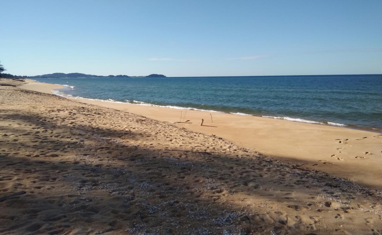 Sura Beach'in fotoğrafı açık bej kum yüzey ile