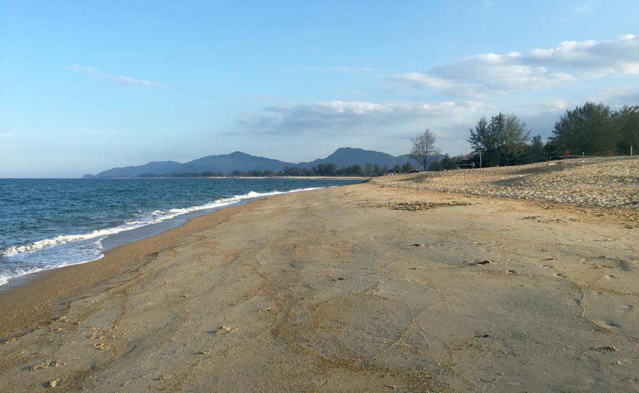 Teluk Lipat Beach'in fotoğrafı açık bej kum yüzey ile