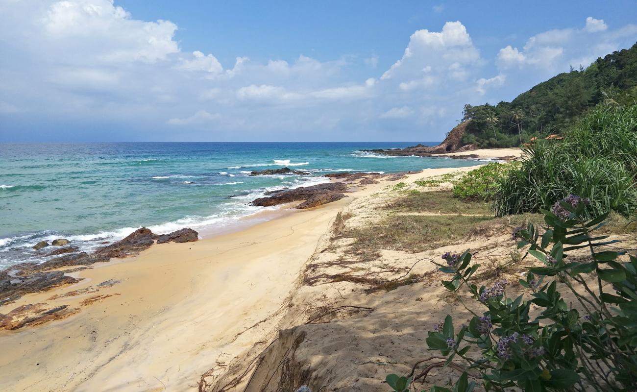 Teluk Bidara Beach'in fotoğrafı açık bej kum yüzey ile