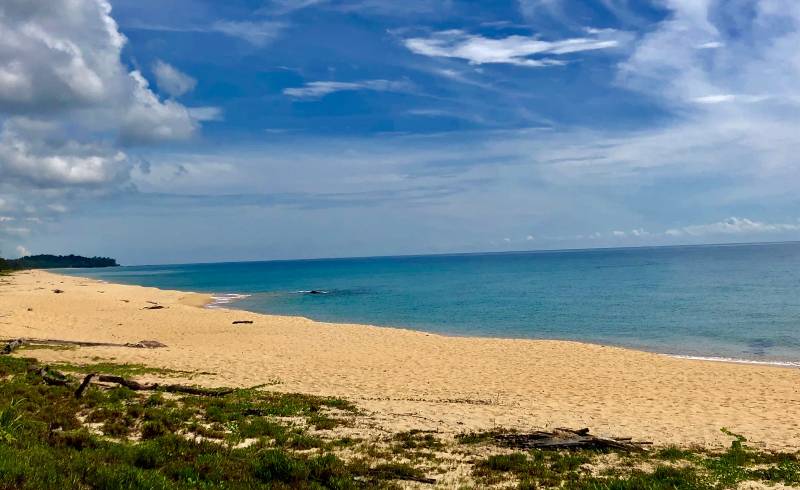 Pantai Teluk Bidara'in fotoğrafı açık bej kum yüzey ile