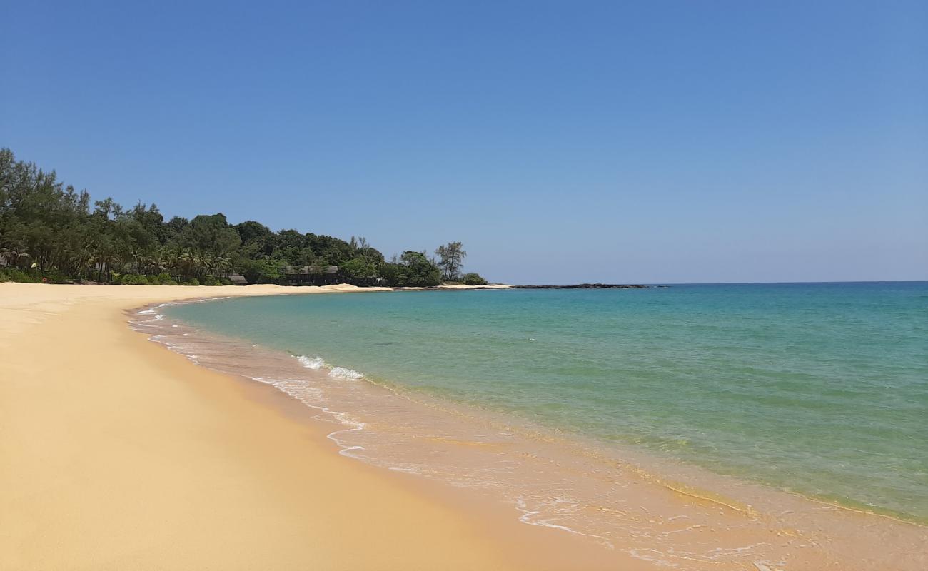 Tanjung Jara Beach'in fotoğrafı açık bej kum yüzey ile