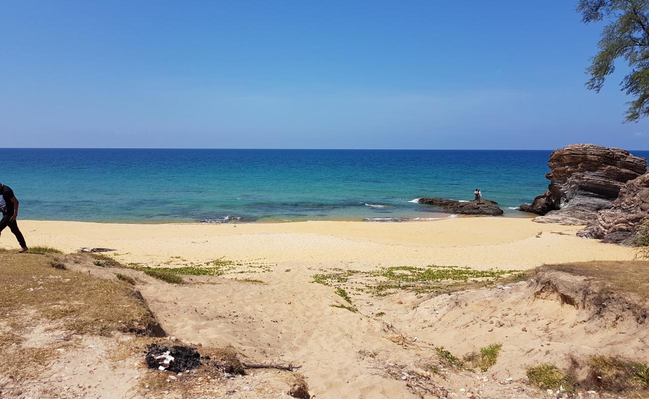 Batu Pelanduk Beach'in fotoğrafı parlak kum yüzey ile