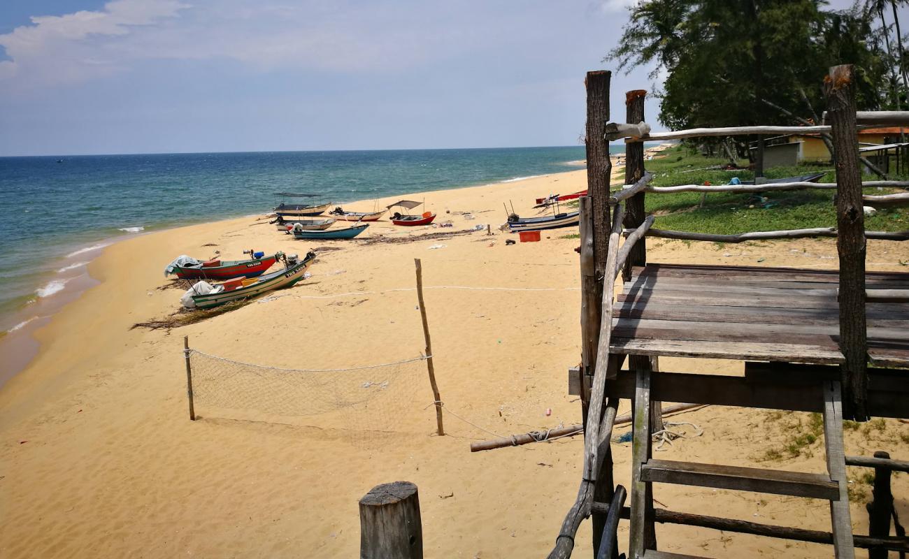 Jambu Bongkok Beach'in fotoğrafı açık bej kum yüzey ile