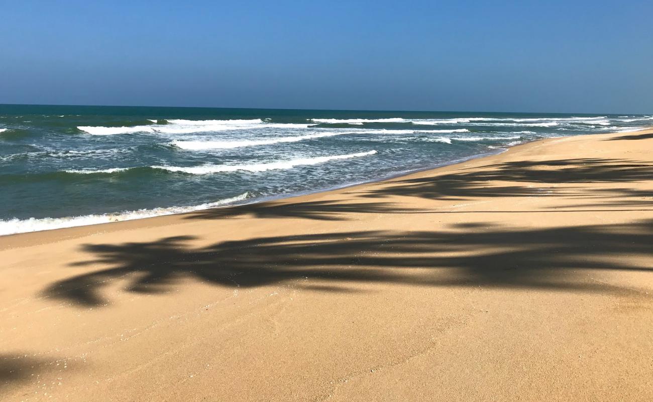Pasir Putih Beach'in fotoğrafı açık bej kum yüzey ile