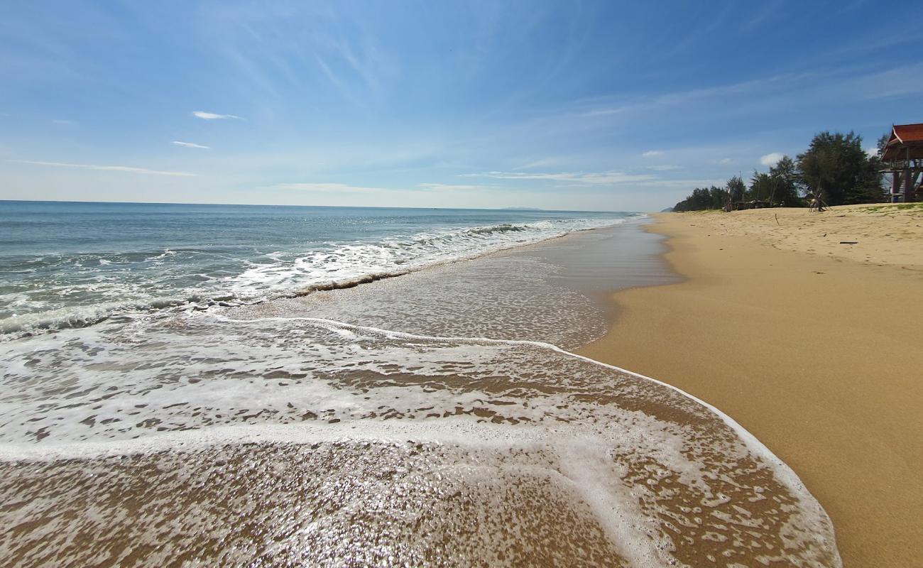 Batu Buruk Beach'in fotoğrafı açık bej kum yüzey ile