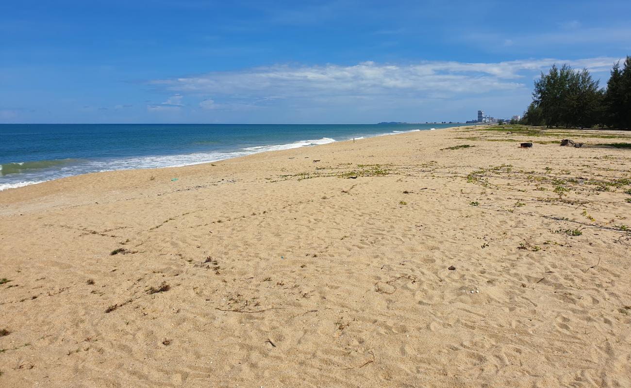 Teluk Ketapang Beach'in fotoğrafı açık bej kum yüzey ile