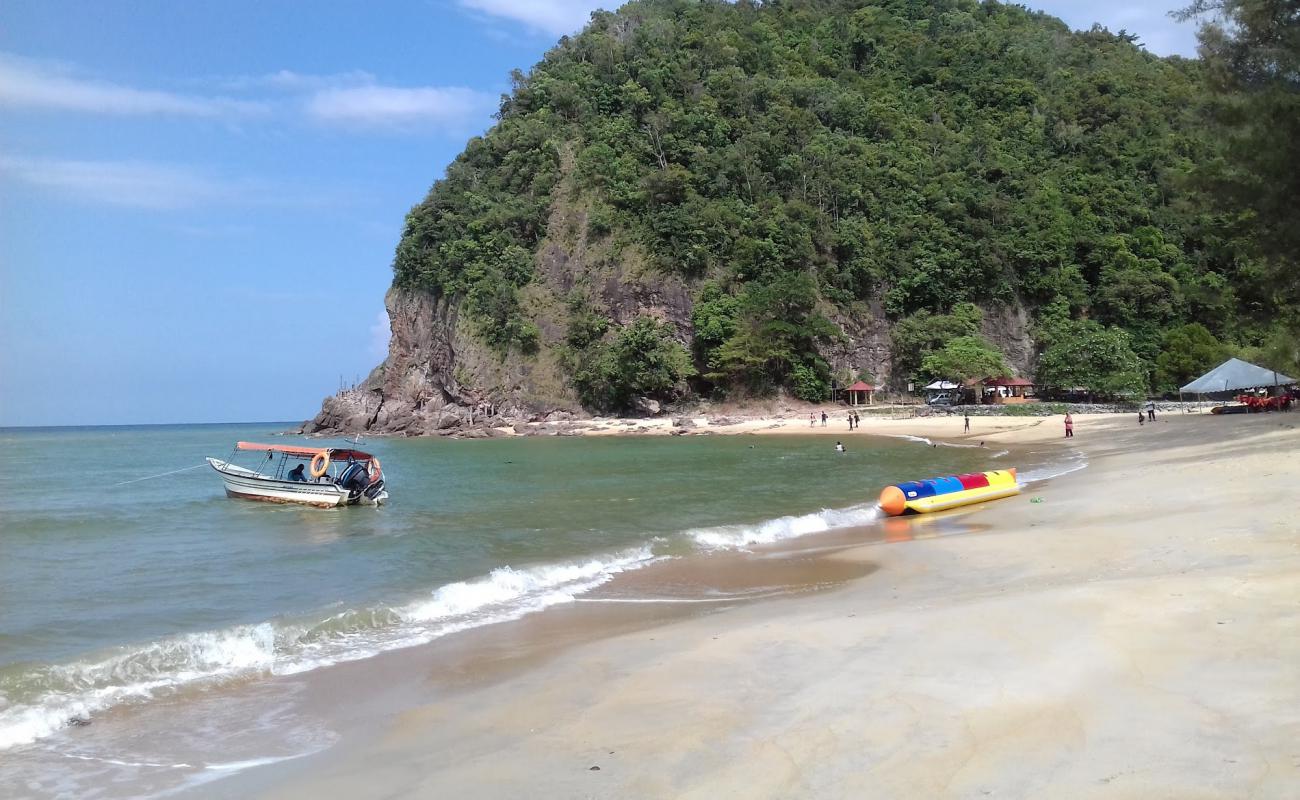 Bukit Keluang Beach'in fotoğrafı parlak kum yüzey ile