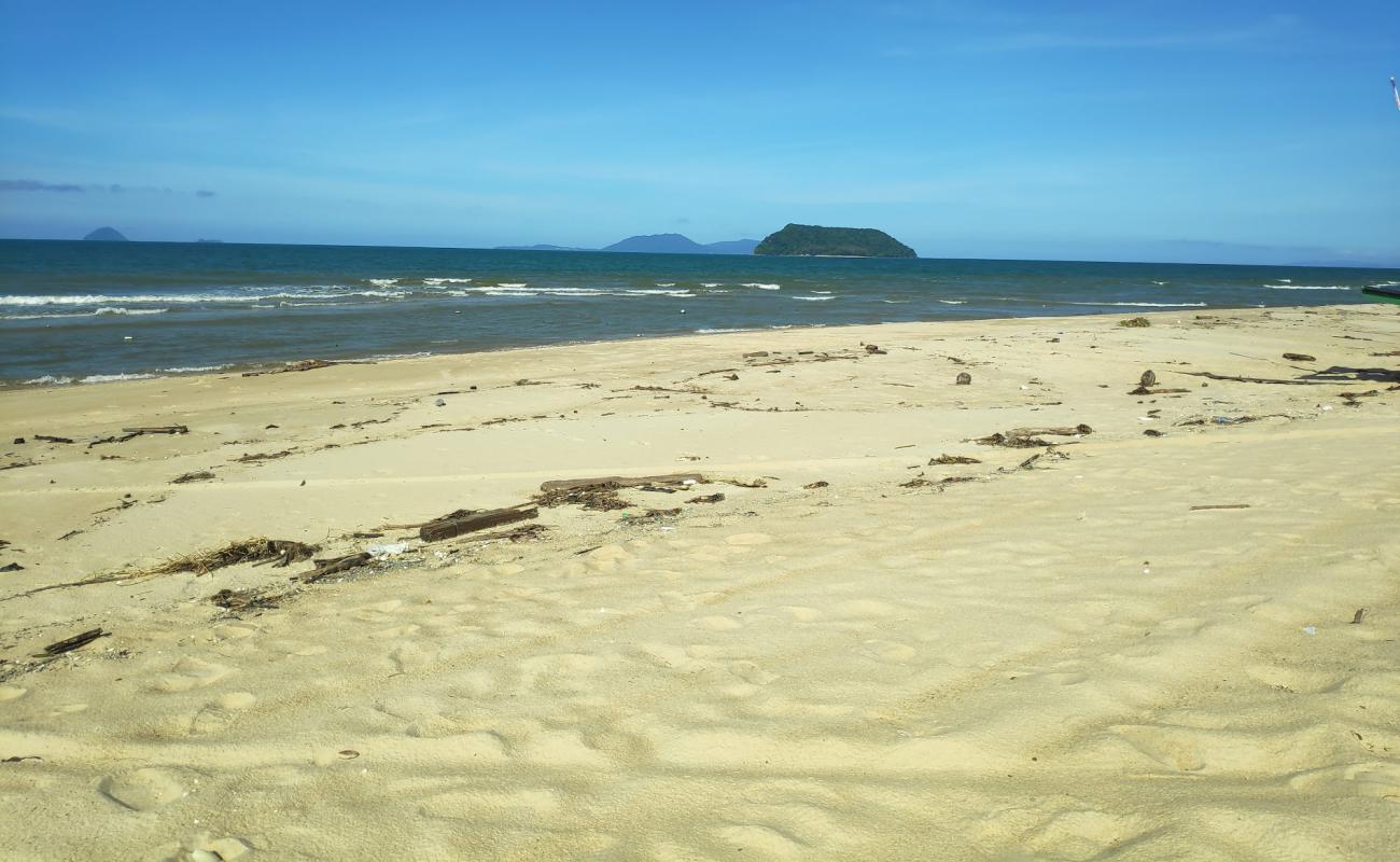 Air Tawar Beach'in fotoğrafı parlak kum yüzey ile