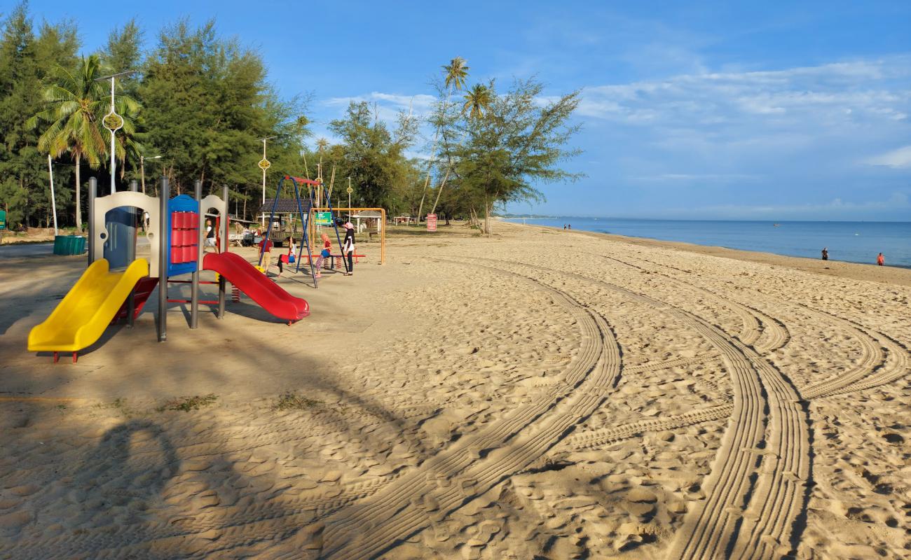 Bisikan Bayu Beach'in fotoğrafı parlak kum yüzey ile