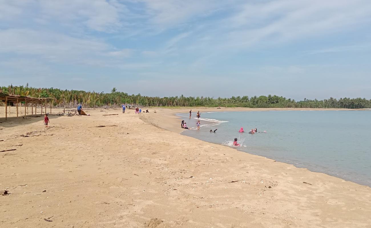 Nusuk Beach'in fotoğrafı açık bej kum yüzey ile
