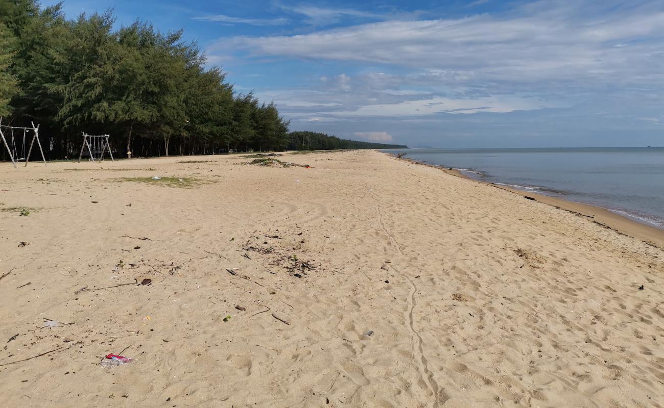 Seri Tujuh Beach'in fotoğrafı parlak kum yüzey ile