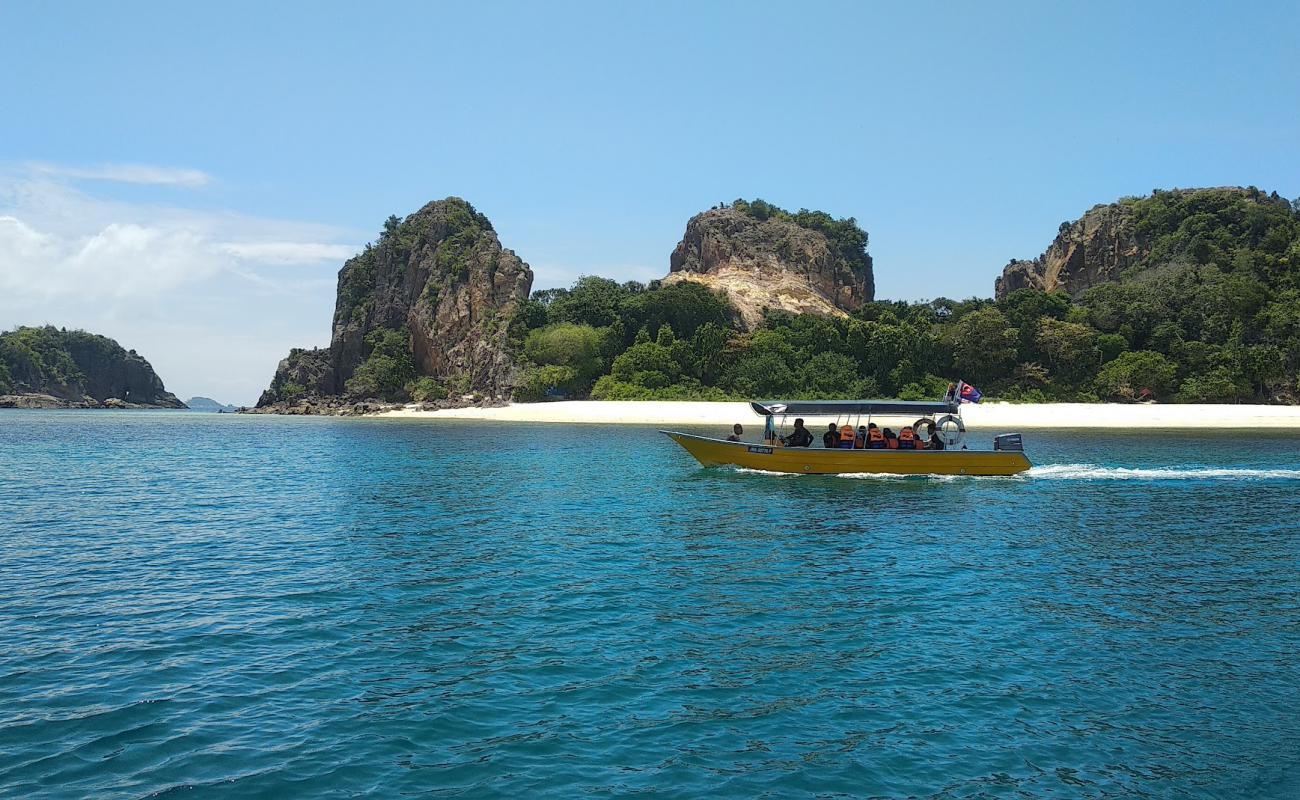 Pulau Lima Besar'in fotoğrafı açık bej kum yüzey ile